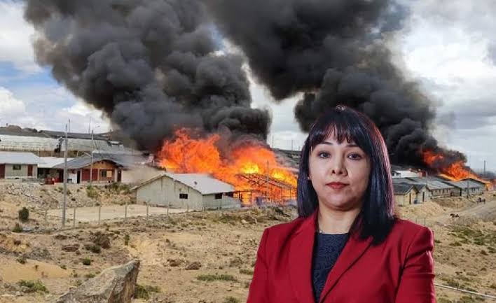 Quiero agradecer al Dr. López Chau por llevar como candidata al senado a Mirtha Vásquez, distinguida dama de izquierda que lideró el gabinete del profesor Castillo con mucho éxito.

Un abrazo combativo, camarada. Con el puño en alto hasta la victoria. ✊️