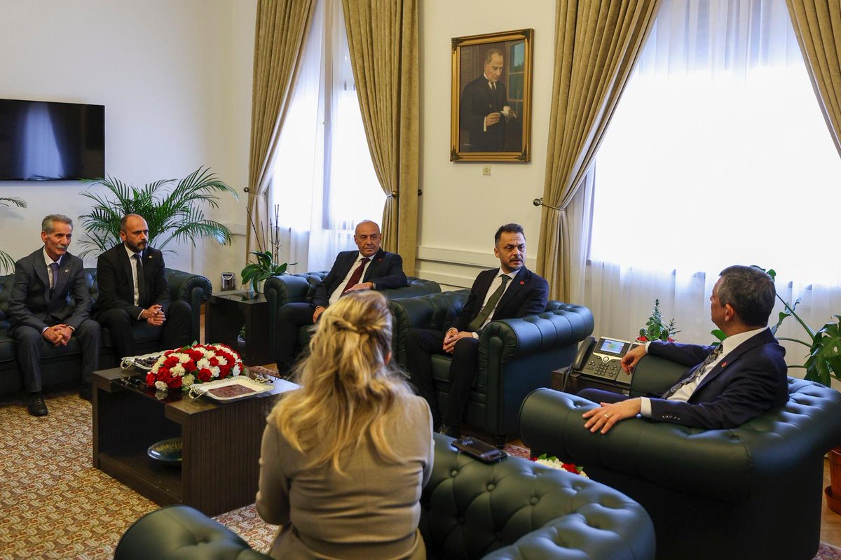 Genel Başkanımız Sayın Özgür Özel i Osmaniye Milletvekilimiz ve Kadın Kolları Genel Başkanımız ile makamında ziyaret ederek Osmaniye siyasetini konuştuk.
Halkın İktidarını sağlayana kadar mücadelemizden geri adım atmayacağız.
#ChpOsmaniyeMerkezİlçeBaşkanlığı