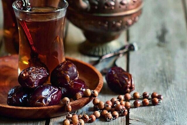 یکی از آداب جالب وویژه مازندران، رسم «روزه‌سَری» است
دراین روزها،خانواده‌ها به کودکانی که برای اولین بارروزه می‌گیرند هدیه می‌دهند. این هدایابسته به وضعیت مالی خانواده‌ها متفاوت است
این هدایانماد محبت واحترام به کودکانی است که وارددنیای روزه‌داری می‌شوند
#جشن_رمضان
#ماه_مغفرت