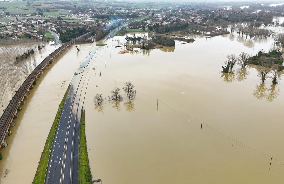 La résilience ferroviaire en une photo.

La plupart des lignes de trains en 🇫🇷 et en 🇪🇺 ont été construite entre 1840 et 1920. 
Et à l’époque, on prévoyaient les futurs problèmes hydraulique. Les ingénieurs allaient voir les anciens, dans les villages, et demandaient toujours le
