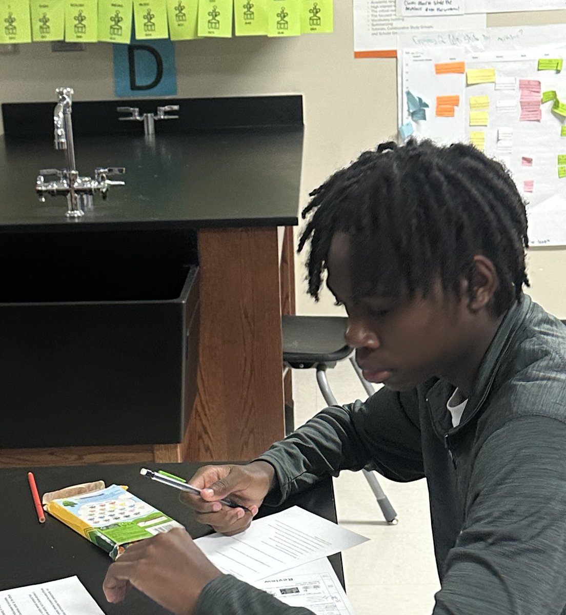 RPHS_Panthers10's tweet photo. 🌿#Hormones🌿: Ms. Koleosho’s Biology… always working, learning, and searching for science clues! #BiologicalSciences  #MovingTheChains one day at a time via #DailyWarmUps, #DailyLessons! @RGAPMobileLive @RPHS_Science @FBISDScience https://t.co/S77GSzbp85