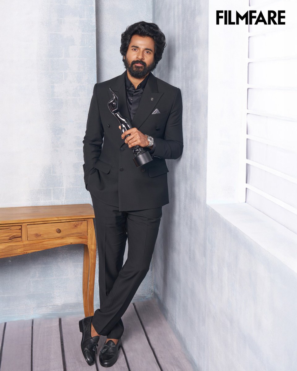 filmfare's tweet photo. Sivakarthikeyan beams with pride as he poses with the Black Lady after winning the Best Actor In A Leading Role (Male) - Tamil for Amaran at the 70th Filmfare Awards South with Kerala Tourism. 

Destination Partner: @KeralaTourism
Special Partner: @KamarFilmfactry
Co-Powered By: @TTKPRESTIGELTD
Sensodent DSP 
Associate Partner: DNA - Designs Never Again Gold & Diamonds 

#70thFilmfareAwardsSouthwithKeralaTourism
#70thFilmfareAwardsSouth
#FilmfareAwardsSouth
#FilmfareAwards
#Filmfare