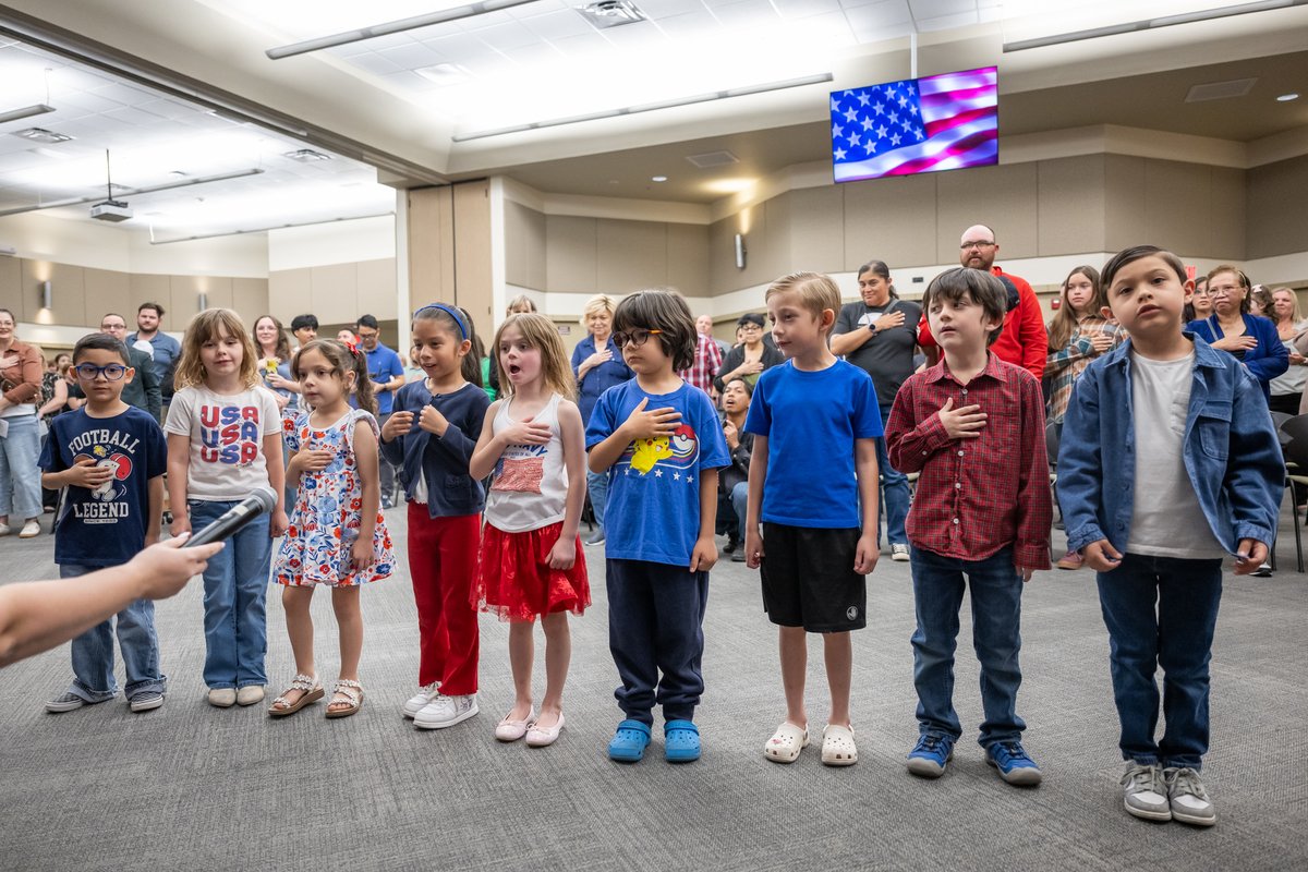 Special thanks goes out to the Kinder students from <a href="/MtnViewLions/">Mountain View School</a> who led us in the Pledge of Allegiance last night at the board meeting.  They did an incredible job!! 🇺🇸