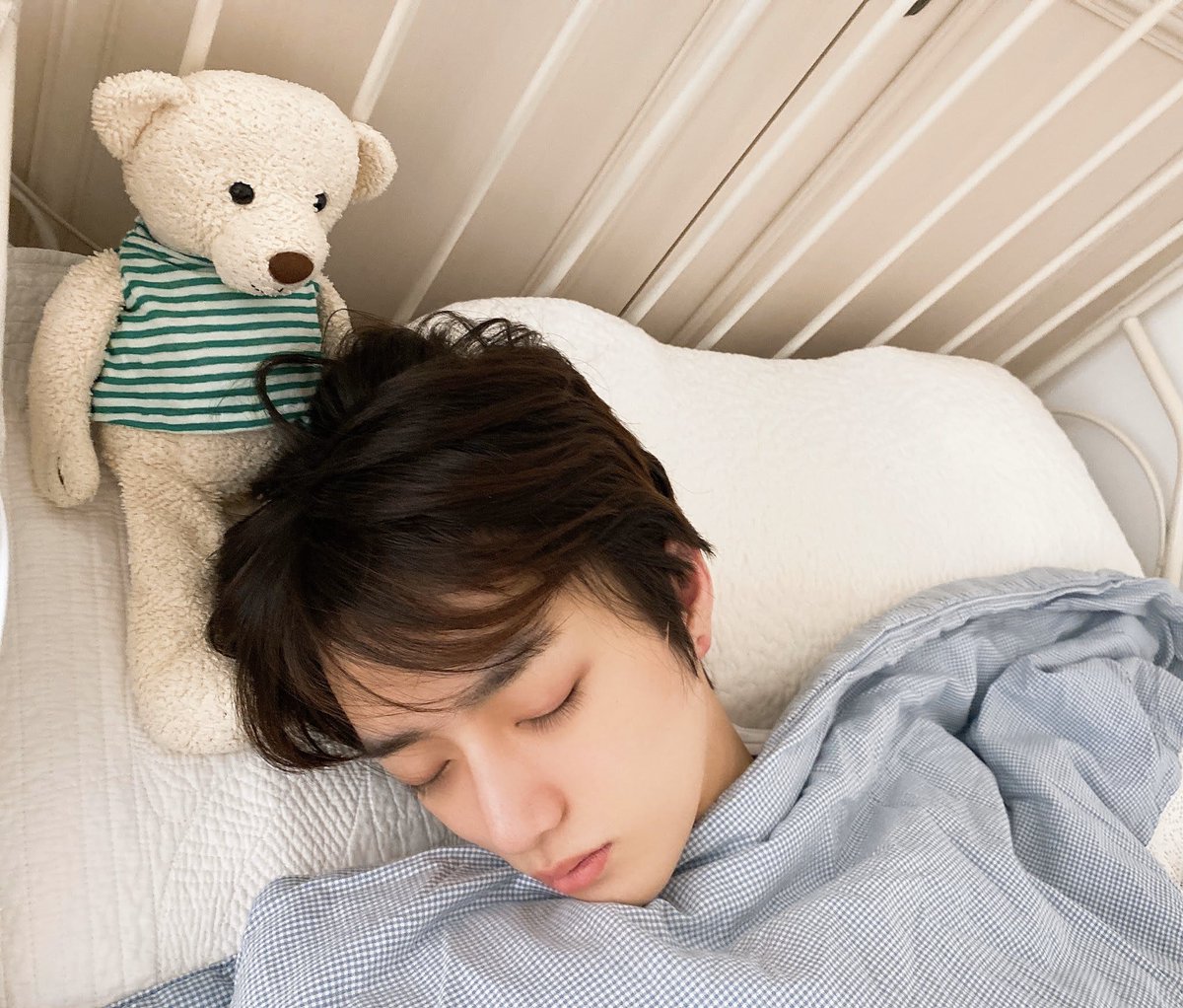 amo o fato de que o beomgyu manteve o ursinho dele bem cuidado por anos e só trocou a roupinha :(