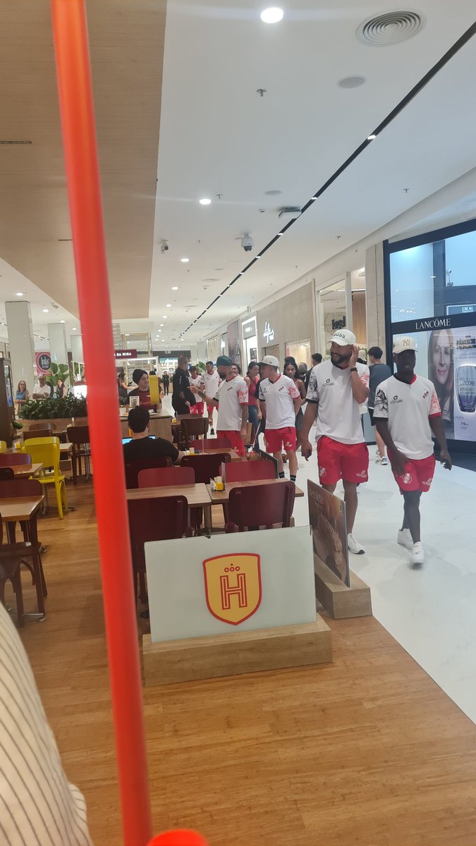 Elenco do Nacional Potosi passeando no Barra Shopping na véspera da decisão contra o Botafogo.

Mas cedo Medina estava com a esposa e filho(a) nao tirei foto pois ele estava com o nenem dormindo no colo...

Nao quis incomodar...