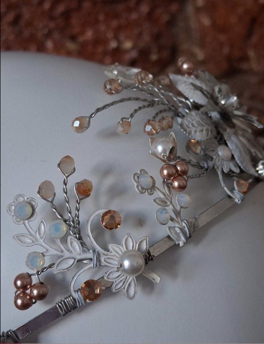 Alice's headpiece ❤️

Gently asymmetric design, softly curving lines, subtle glowing colours, romantic vintage vibes...

Hand-painted metal flowers and leaves, Swarovski pearls, Preciosa crystals, glass beads and rhinestones.