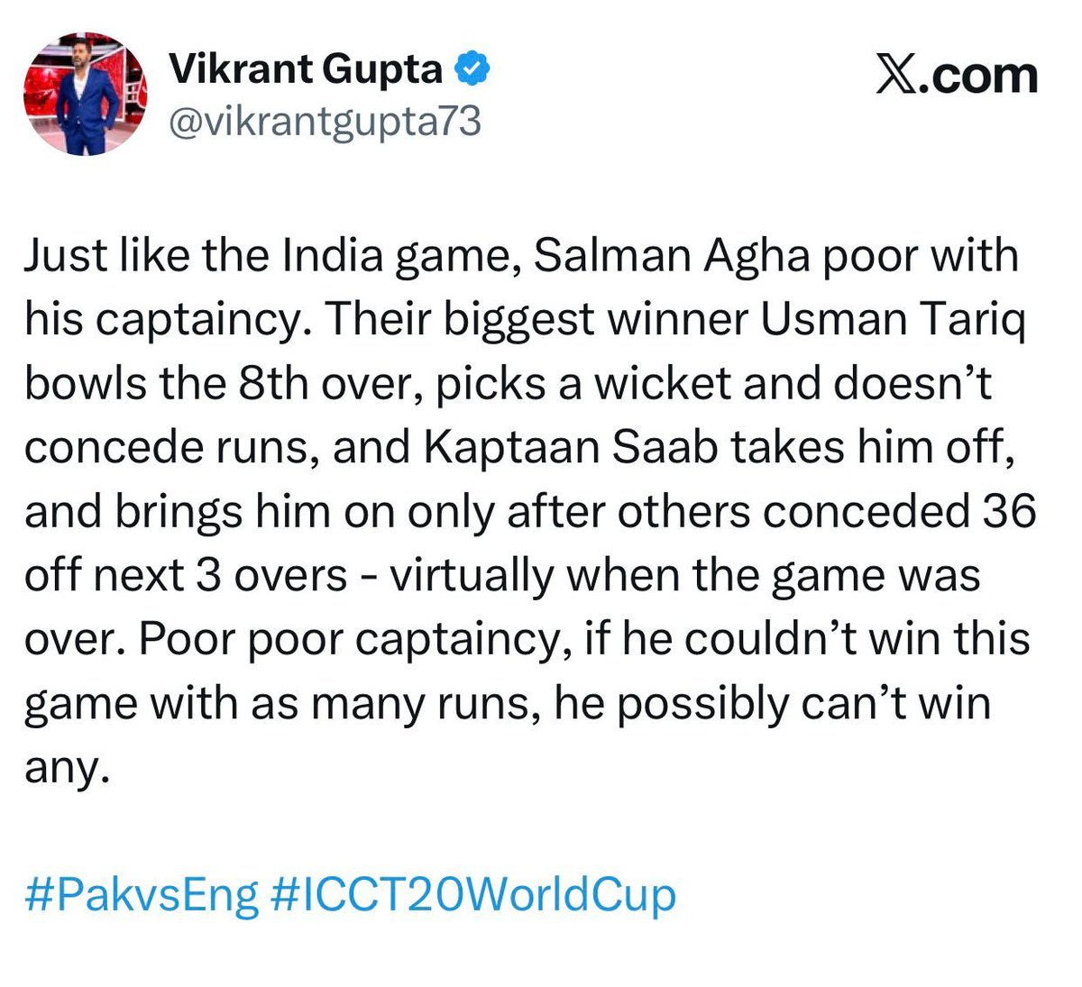 مشہور بھارتی اسپورٹس جرنلسٹ وکرانت گپتا نے ٹی ٹوئنٹی ورلڈ کپ میں انگلینڈ کے خلاف میچ کے دوران پاکستانی کپتان سلمان آغا کی کپتانی کو شدید تنقید کا نشانہ بنایا۔
وکرانت گپتا نے کہا کہ بھارت کے خلاف میچ کی طرح اس میچ میں بھی سلمان آغا کی کپتانی انتہائی ناقص رہی۔ انہوں نے مثال دیتے