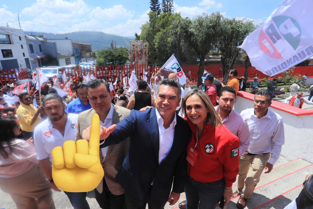 Nemesio Oseguera el Mencho inició su carrera delictiva con Armando Valencia, fundador de la Familia Michoacana. Su hermano <a href="/MemoValenciaR/">Guillermo Valencia</a> fue el jefe de campaña de <a href="/XochitlGalvez/">Xóchitl Gálvez Ruiz</a> en Michoacán y es actual dirigente del PRI Michoacano; aquí tomándose una selfie con <a href="/XochitlGalvez/">Xóchitl Gálvez Ruiz</a> y