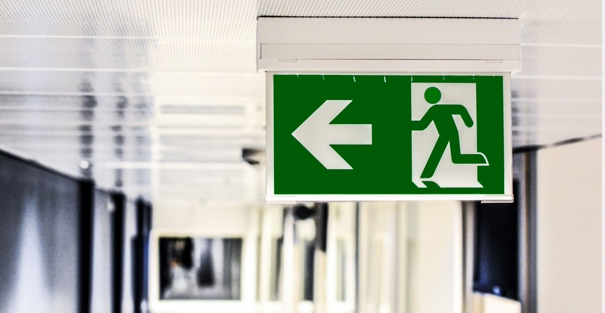GVA112's tweet photo. Si tienes que abandonar un edificio de forma urgente:

🚶Hazlo sin correr pero sin pararte
👄Si hay humo, camina agachado y tápate boca y nariz
🛗No uses el ascensor
🔥Si se prende tu ropa, rueda por el suelo, pero no corras, avivarás las llamas

#Consells112CV https://t.co/ZErTrapA6V