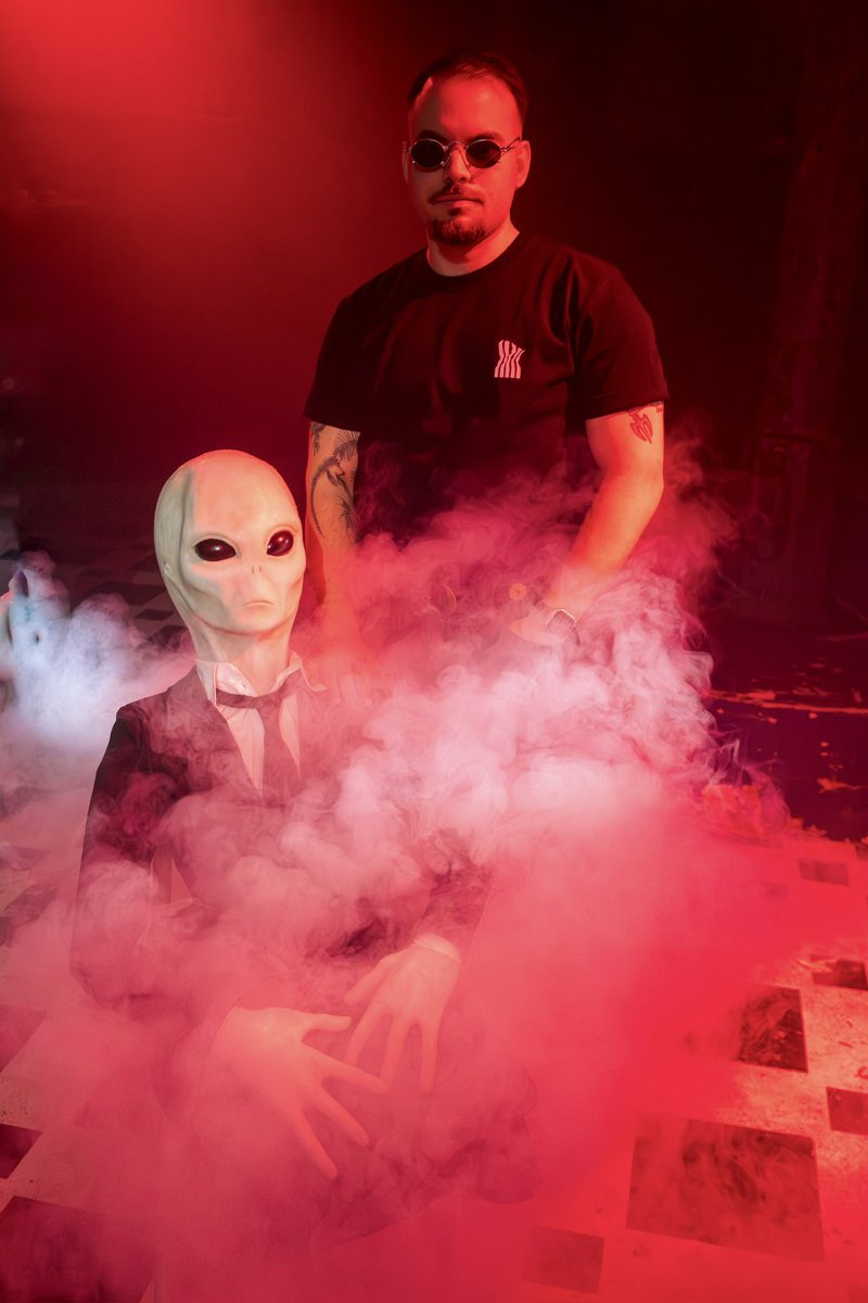 elpistolero_ tweet media