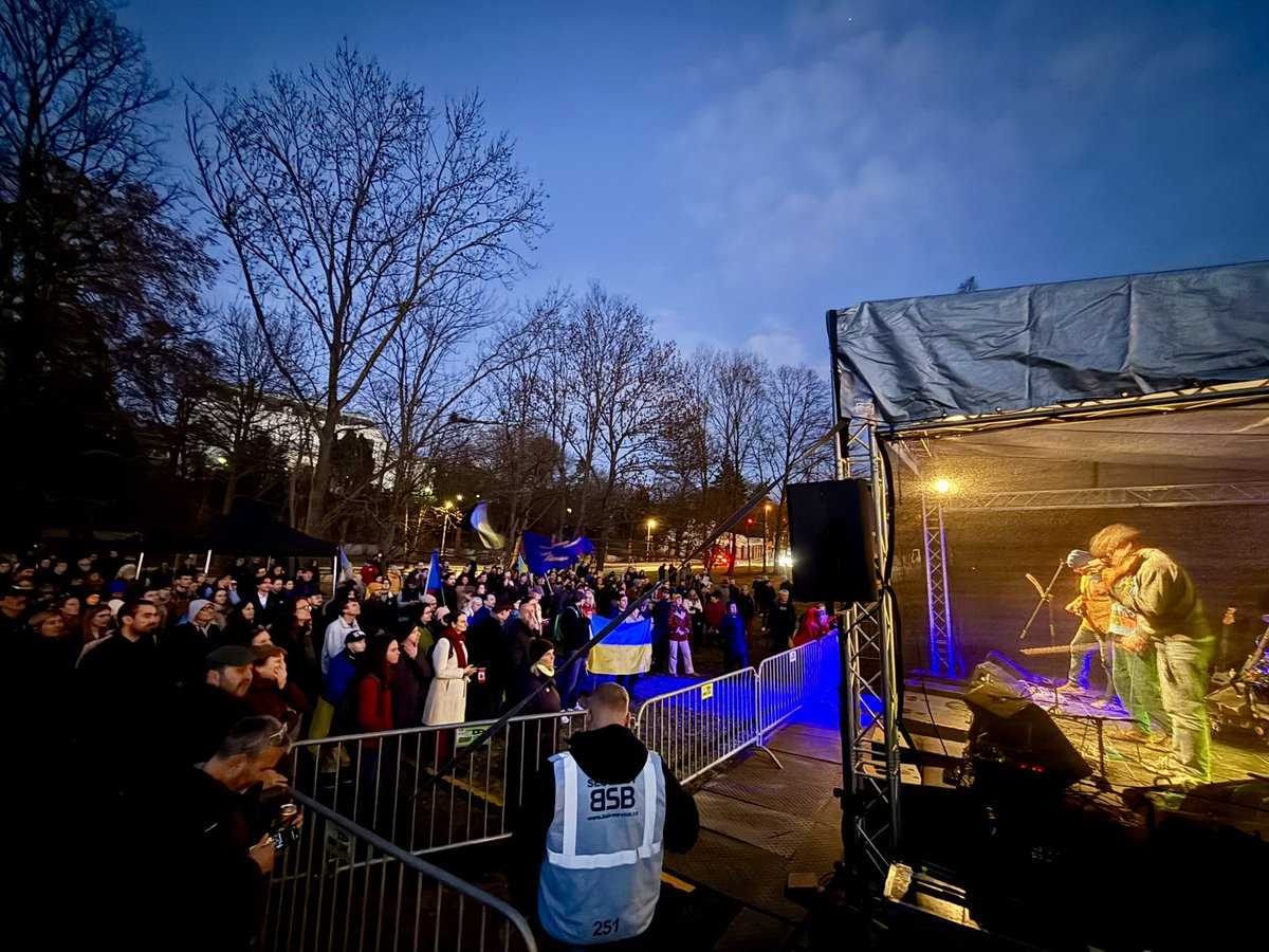 sterbamartin's tweet photo. Hudba se na dnešním manifestu Noise for Ukraine stala jazykem odporu i podpory. Uvědomme si, že válka na Ukrajině opravdu není žádným vzdáleným konfliktem, ale dotýká se celé Evropy a všech našich hodnot. Moc díky všem, kteří dnes před ruskou ambasádu dorazili a díky i všem mým kolegům a kolegyním v @unitedislands, kteří celý manifest připravili. 🇨🇿🤝🇺🇦