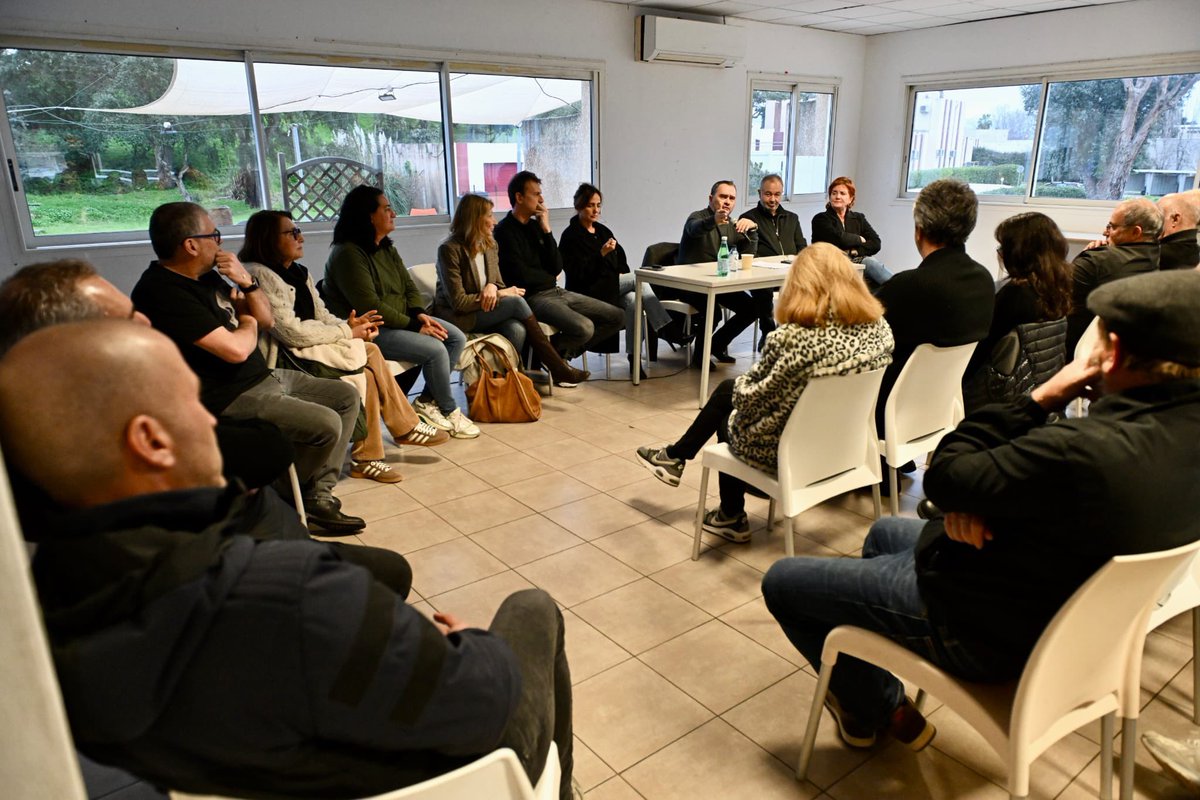 Très heureux des échanges directs ce soir avec les habitants du Vazzio.

Leurs attentes rejoignent pleinement l’ambition que je porte : mieux vivre au quotidien dans ce quartier trop longtemps resté à l’écart.
1/4