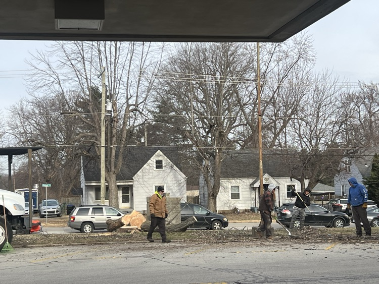 CampTaylorES's tweet photo. Now you see it, now you don't!  Yes, JCPS came and removed one of our trees from the property. The shade will be gone, but safety is our priority. @CampTaylorES @JCPSZone2 https://t.co/tcASTOLJCh