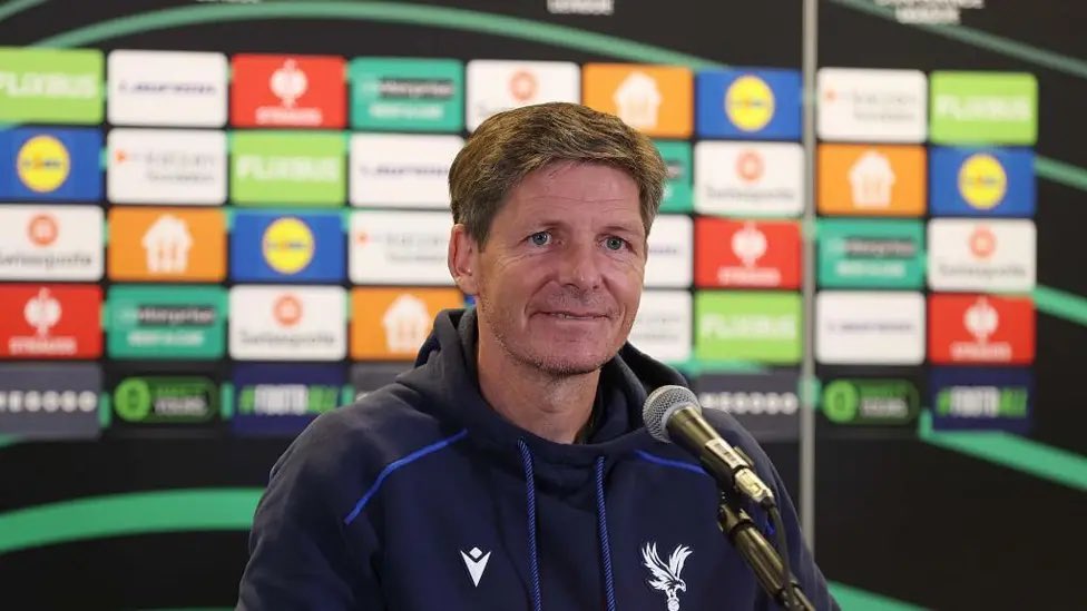 CFO4TAG's tweet photo. 🚨: Oliver Glasner’s press conferences will now be broadcast with a two minute delay.
The delay will allow #CPFC’s Head of Media Mark Bright to cut the feed - should Glasner criticise Steve Parish, lecture supporters, blame Romaine Esse, snap at @BobbyManzi or throw another tantrum.