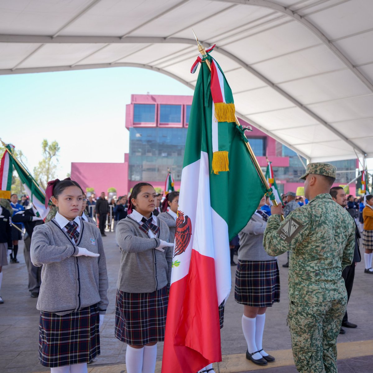 Encabezamos la ceremonia de la Bandera Nacional en Plaza Juárez. 🇲🇽

La enseña patria representa la historia y la identidad de México. En Hidalgo, el compromiso es trabajar con honor y lealtad por el bienestar de las familias.

#DíaDeLaBandera 
#PrimeroElPueblo