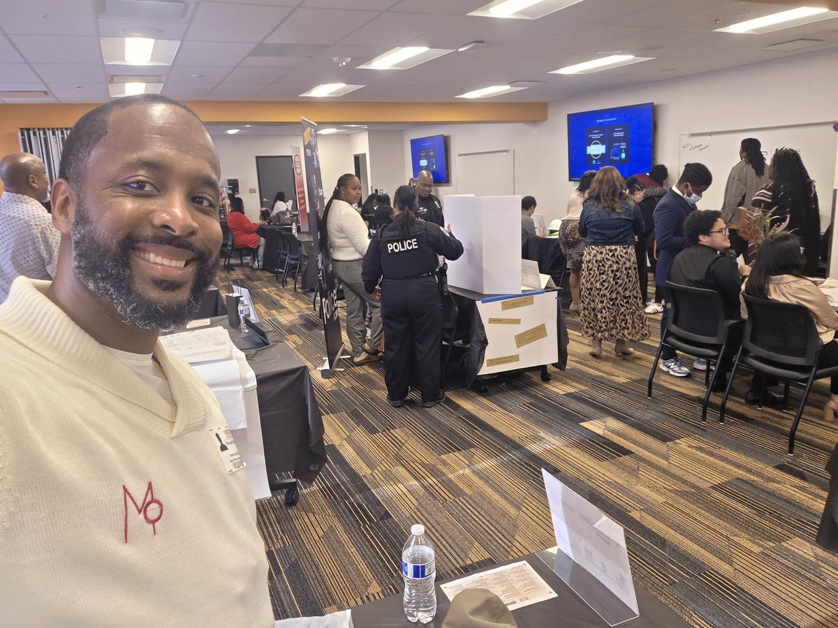 NauldtheGreat's tweet photo. Real talk. Real impact.

Connecting with students about marketing, acting, and @MO_Opulence at the Business &amp; Career Symposium by @HickmanMills.

Careers aren’t linear, start where you are.

#WhatsYourMO #ThatsMyMO #BlackHistoryMonth #CareerPaths #RepresentationMatters https://t.co/uHUZkgShef