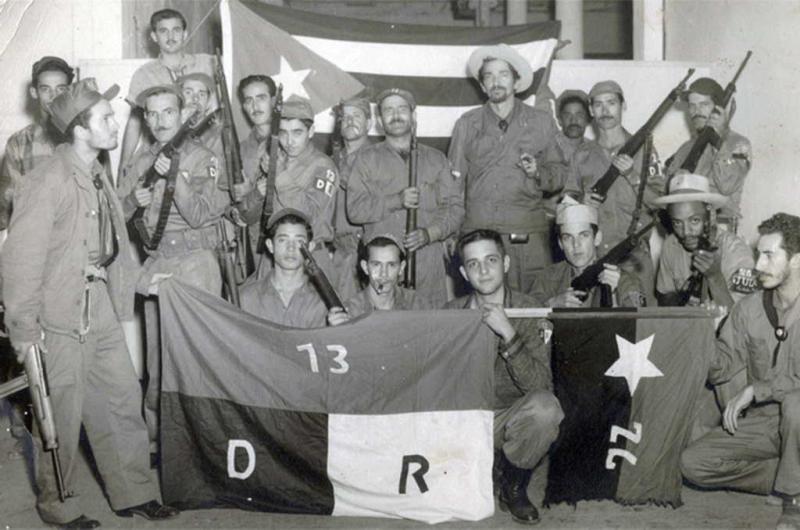 24-2-1956: Se proclama oficialmente la constitución del Directorio Revolucionario, integrado por José A. Echeverría, Fructuoso Rodríguez, Faure Chaumón y Joe Westbrook, entre otros. 
 <a href="/DiazCanelB/">Miguel Díaz-Canel Bermúdez</a> <a href="/PlutinArgelio/">Argelio Plutin</a>
<a href="/dme2frente/">DME - Segundo Frente</a> <a href="/dpestgo/">DGE Santiago de Cuba</a>
<a href="/CubaMined/">MINED</a> #SegundoFrente <a href="/PollAdrian54503/">Adriana Catalán Poll</a>