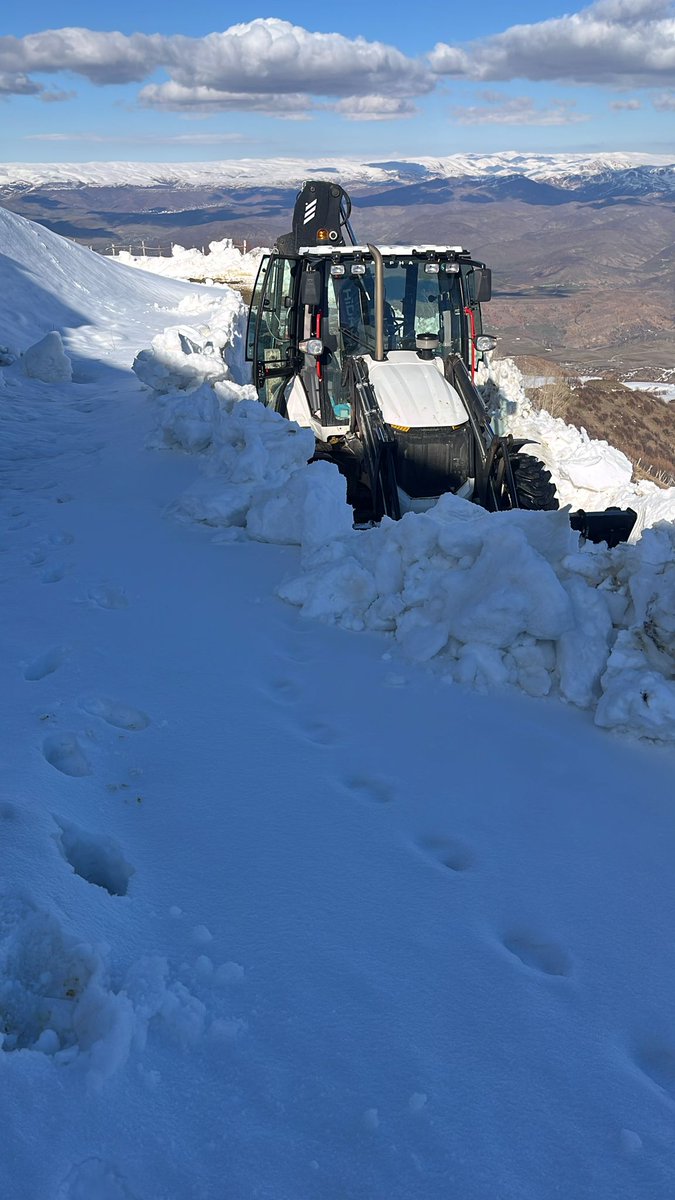 bingolozelidare's tweet photo. 📍Solhan

🏔️ Solhan İlçe Özel İdaresi ekiplerimiz karla mücadele çalışmalarına devam ediyor. 

Mezra yollarını ulaşıma açmak için çalışan ekiplerimize kolaylıklar diliyoruz. 

@celikcahit https://t.co/SOe6C5Hsnk