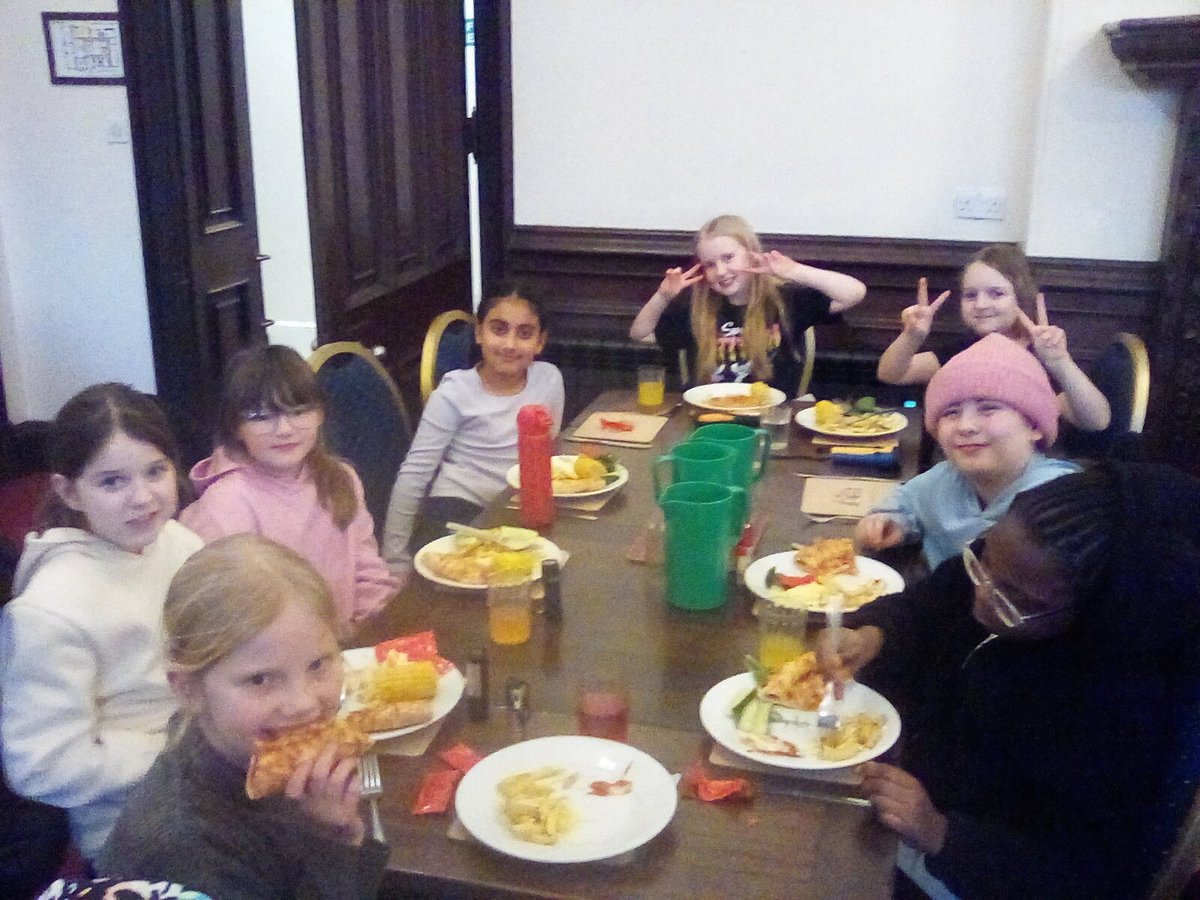 year4barwell's tweet photo. Dinner: pizza and chips was a big success. Complimented on our manners again https://t.co/4AdFUtj5Al