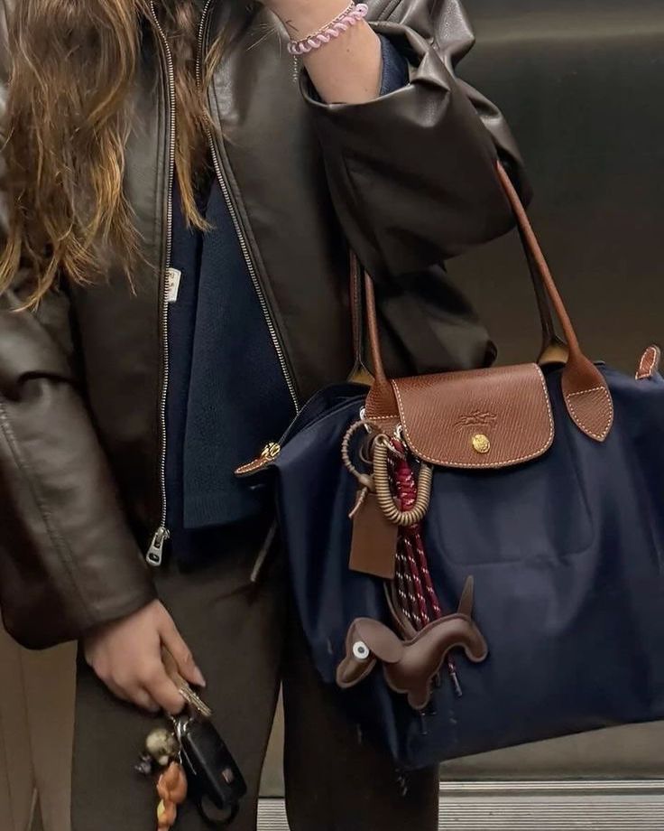 iestudiesbr's tweet photo. A bolsa que elas querem  x  A bolsa que eu quero https://t.co/zr9HSZOf28