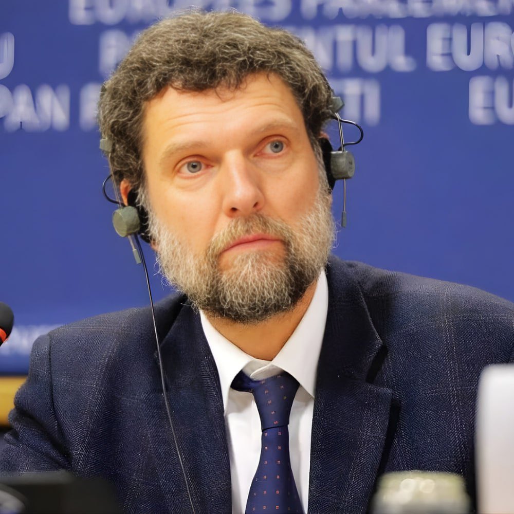 Gezi Parkı hükümlüsü Osman Kavala:

"Tutuklandığımda 60. yaşımı tamamlamıştım.

Bu yaştan sonra önümde kalan, eşimle, ailemle, dostlarımla yaşayabileceğim zamanın büyük kısmı, sivil toplum alanında faaliyette bulunabileceğim zamanın ise neredeyse tamamı cezaevinde geçmiş oldu."