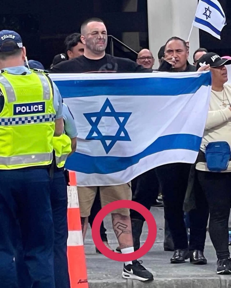 Si elle devait  s enrouler un autre drapeau il serai pas tricolore  ce serai celui la