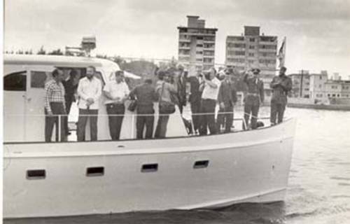 🇨🇺🛥El 24 de febrero de 1984, Fidel Castro ingresó en la Bahía de La Habana a bordo del yate Granma, en su recorrido final antes de que la embarcación fuera acondicionada para su exhibición definitiva en el Museo de la Revolución.