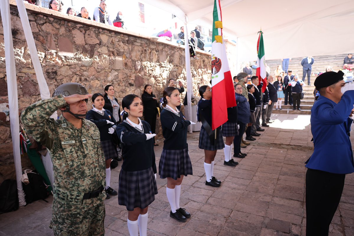 🇲🇽 Escoltas del #SABES reciben su Bandera 🇲🇽

En el marco del Día de la Bandera, las escoltas del #BachilleratoSABES Cabecera Guanajuato y Mineral de la Luz participaron en la ceremonia oficial de abanderamiento, encabezada por la Gobernadora de la Gente, Mtra. <a href="/LibiaDennise/">Libia Dennise</a>