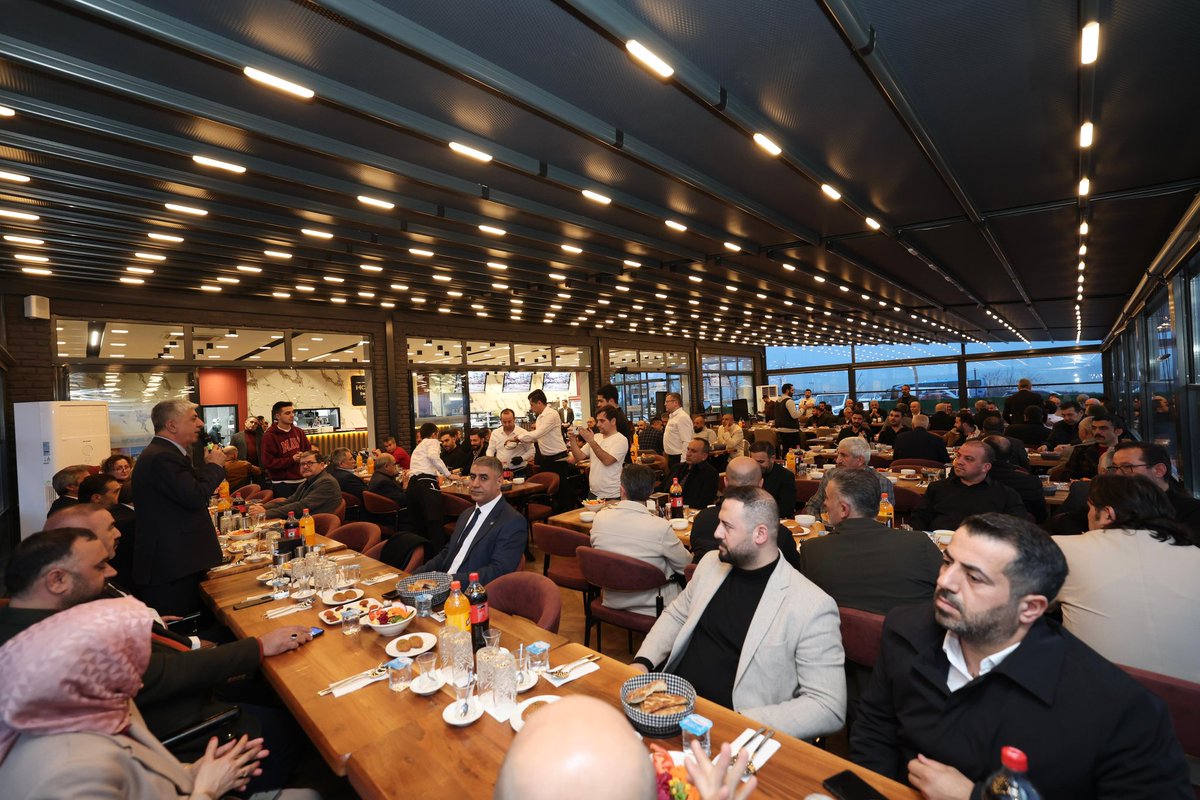 İlçe Başkanımız İlhan Yıldırım,İl Yöneticilerimiz,Dilovası Belediye Başkanımız Ramazan Ömeroğlu ve İlçe Kadın Kolları Başkanımız Burçin Taşdemir katılımı ile;
Muhtarlarımız ve kıymetli STK başkanlarımızla düzenlenen iftar programında bir araya geldik. 🌙✨