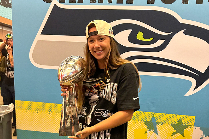 UDCHS's tweet photo. From Blue Hen 🐔 to the Big Game 🏈

A @udelaware athletic training alumna reached the Super Bowl in her first season with the @seahawks.

“Every opportunity is a chance to prove yourself.”

Read more in UDaily ⬇️

🔗https://t.co/K1UN7xRgU9

#UDel #BlueHenPride #BlueHensForever https://t.co/iPpWBOGI9C