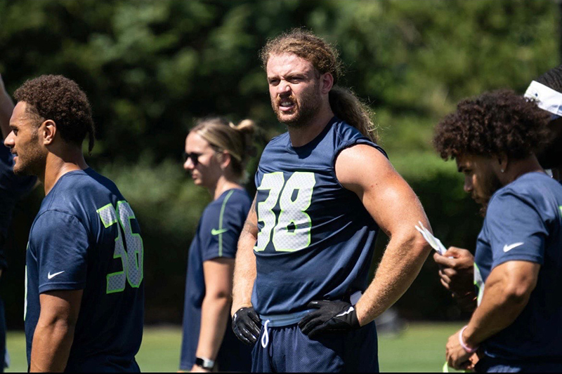 UDCHS's tweet photo. From Blue Hen 🐔 to the Big Game 🏈

A @udelaware athletic training alumna reached the Super Bowl in her first season with the @seahawks.

“Every opportunity is a chance to prove yourself.”

Read more in UDaily ⬇️

🔗https://t.co/K1UN7xRgU9

#UDel #BlueHenPride #BlueHensForever https://t.co/iPpWBOGI9C