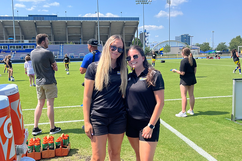 UDCHS's tweet photo. From Blue Hen 🐔 to the Big Game 🏈

A @udelaware athletic training alumna reached the Super Bowl in her first season with the @seahawks.

“Every opportunity is a chance to prove yourself.”

Read more in UDaily ⬇️

🔗https://t.co/K1UN7xRgU9

#UDel #BlueHenPride #BlueHensForever https://t.co/iPpWBOGI9C