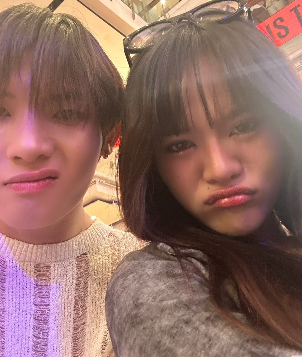 เจอคุณป้า<a href="/sleepymangx/">มาง อัลปาก้าฝึกหัด🦙</a>ที่งานบ่าววีหัวข้อหลักมีไม่กี่อย่าง
- ทักเมคอัพโต่วอินมากกินข้าวปุกงาแล้วงาติดปาก
- เค้าบอกว่าอยู่นี่นานแล้วตั้งแต่ก่อนงานเริ่ม ตั้งแต่ห้างชื่อเวิลเทรดเซนเต้อ
- พูดเรื่องอยากไปกินข้าวตำแซ่บร้านที่ดูสกปรกที่สุดการันตีความอร่อย ตำกะท้อน ตำมะนาว นั่งน้ำลายปุ๊2คน