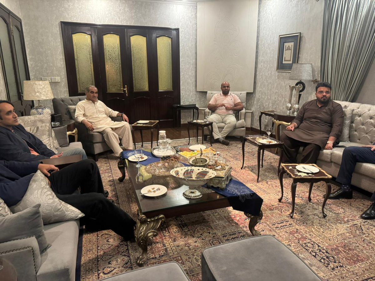 خواجہ سعد رفیق صاحب کی رہائش گاہ پر حاضری دی اور ان کی عیادت کی۔ اللہ تعالیٰ انہیں مکمل صحت و عافیت عطا فرمائے اور جلد از جلد تندرستی نصیب کرے۔
<a href="/KhSaad_Rafique/">Khawaja Saad Rafique</a>