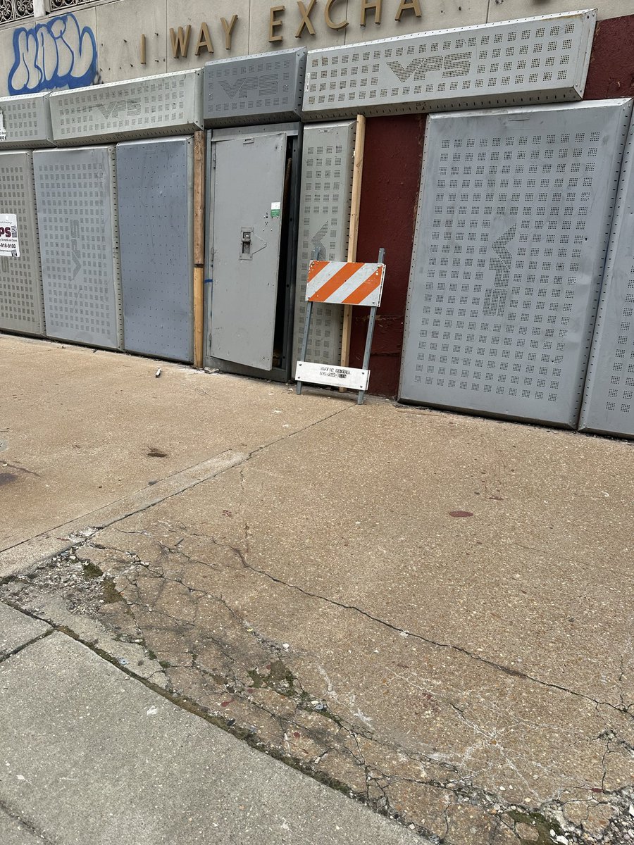 Illini1999's tweet photo. @stlcsb Railway Exchange again not secure even though “security” is present. Open on Locust side. 600 Olive. https://t.co/oSe5jds88q