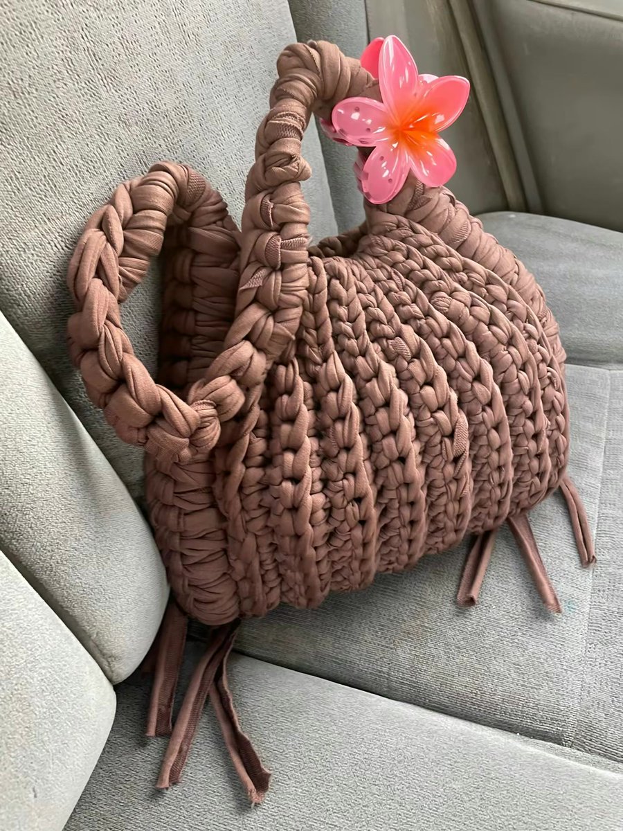 m_bu_ru_'s tweet photo. The sketch vs what I made
#crochetbag https://t.co/aI2BGIrlcQ