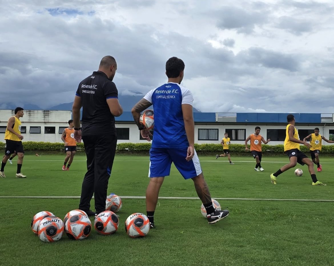 Em semana de apresentação do elenco, o Resende inicia os trabalhos sob o comando do técnico Arthur Barroso, com foco total na temporada 2026. 🤍🖤

Vamos juntos, Gigantes! 🚀⚽️