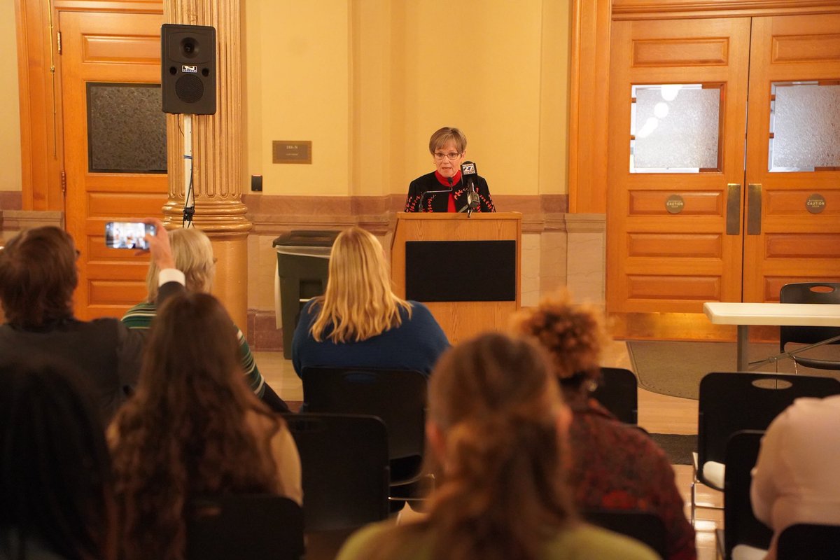 Governor Laura Kelly tweet media