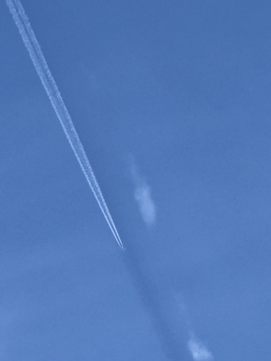 Julemeyer107's tweet photo. @WallStreetApes AZ turning our sky white again.  Fully white now since I took this video.  #CrimesAgainstHumanity #BanGeoEngineering #BanHAARP investigate #Darpa #BanDEW#BanSAI @RobertKennedyJr @epaleezeldin @POTUS https://t.co/RCauR2nXRE