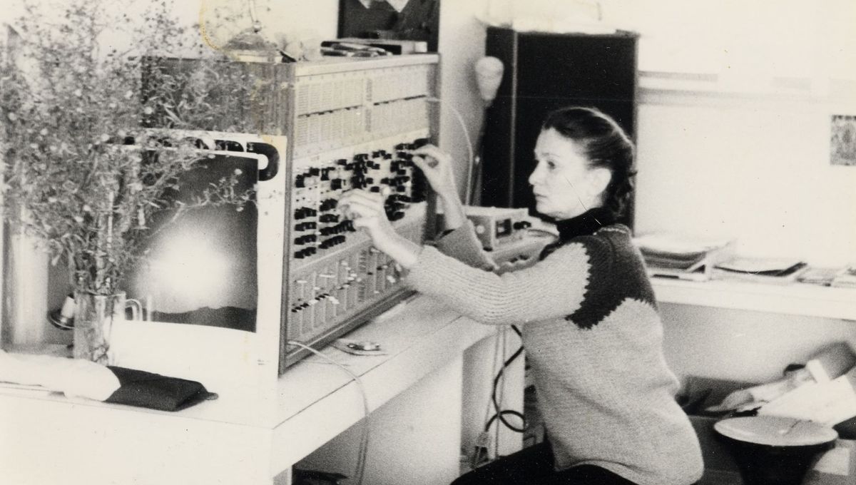 cdmblogs's tweet photo. Éliane Radigue has died at 94; portraits - "the sound before sound":

https://t.co/BdujZu8UTB https://t.co/UnIcRX7u2k