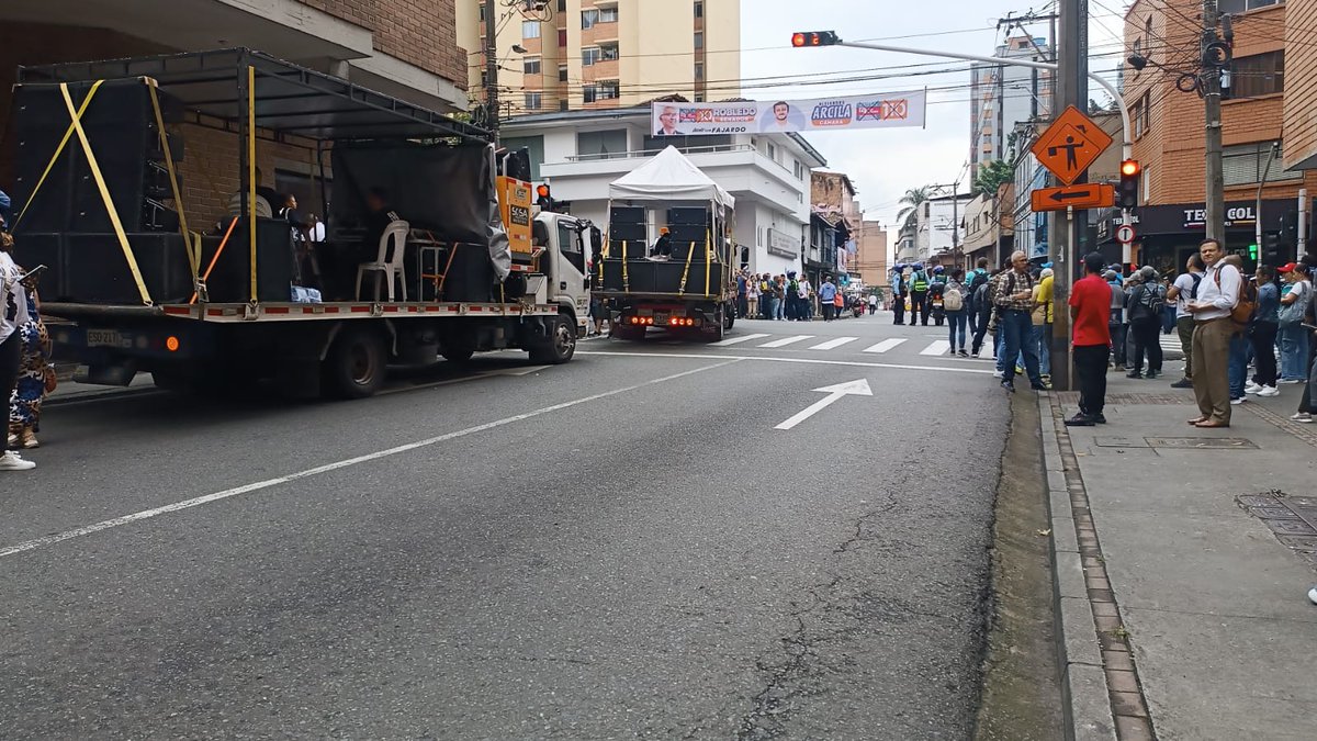 Hoy salieron a marchar los profesores en Medellin, reclaman por su sistema de salud entre otras cosas, le reclaman a <a href="/petrogustavo/">Gustavo Petro</a> al que apoyo el mismo <a href="/fecode/">fecode</a> con cientos de millones de pesos para llegar a la presidencia.

Pero hoy solo querian caminar por el centro de la