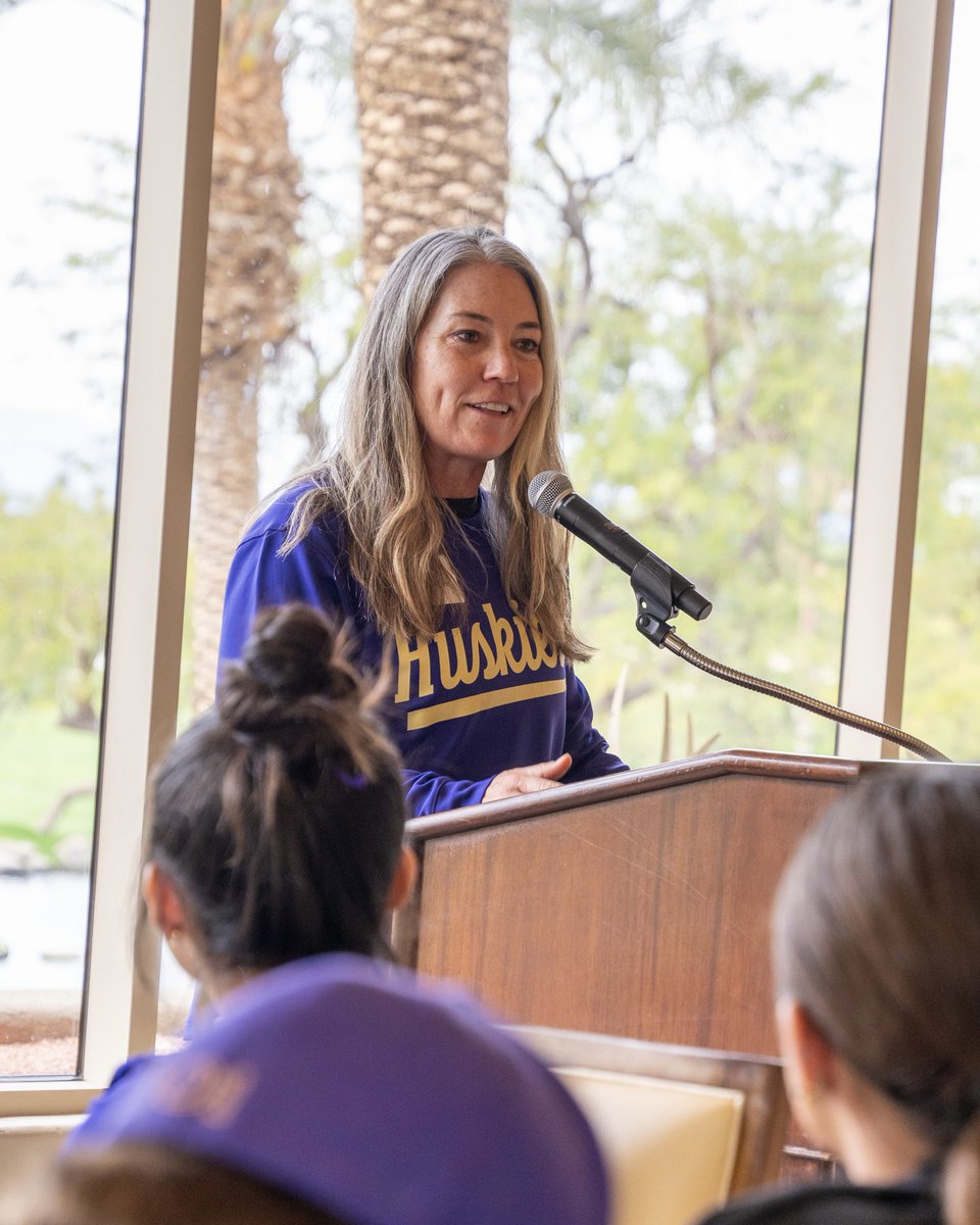 Washington Softball tweet media