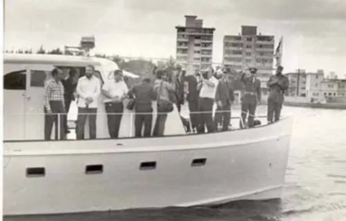 🇨🇺🛥El 24 de febrero de 1984, #FidelCastro ingresó en la Bahía de La Habana a bordo del yate Granma, en su recorrido final antes de que la embarcación fuera acondicionada para su exhibición definitiva en el Museo de la Revolución.