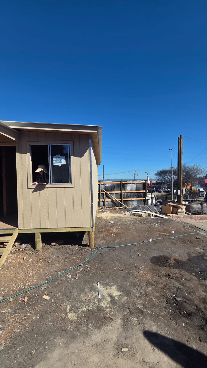 Nuestros equipos desplegados de #SENAPREDBiobío supervisando en terreno el proceso de instalación de viviendas de emergencia para las familias que resultaron afectadas por los incendios forestales en Villa Italia, en la comuna de Penco.