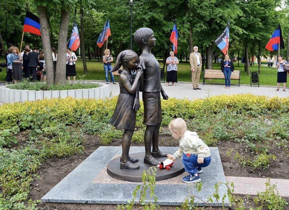 Donetsk, il monumento dedicato a Kirill Sidoryuk, il tredicenne morto per proteggere la sua sorellina. 
29 agosto 2014, Lugansk, Kirill sta tornando a casa dal mercato insieme a sua madre e sua sorella Tanya di 9 anni.
A poche centinaia di metri dal cortile di casa Kirill e la