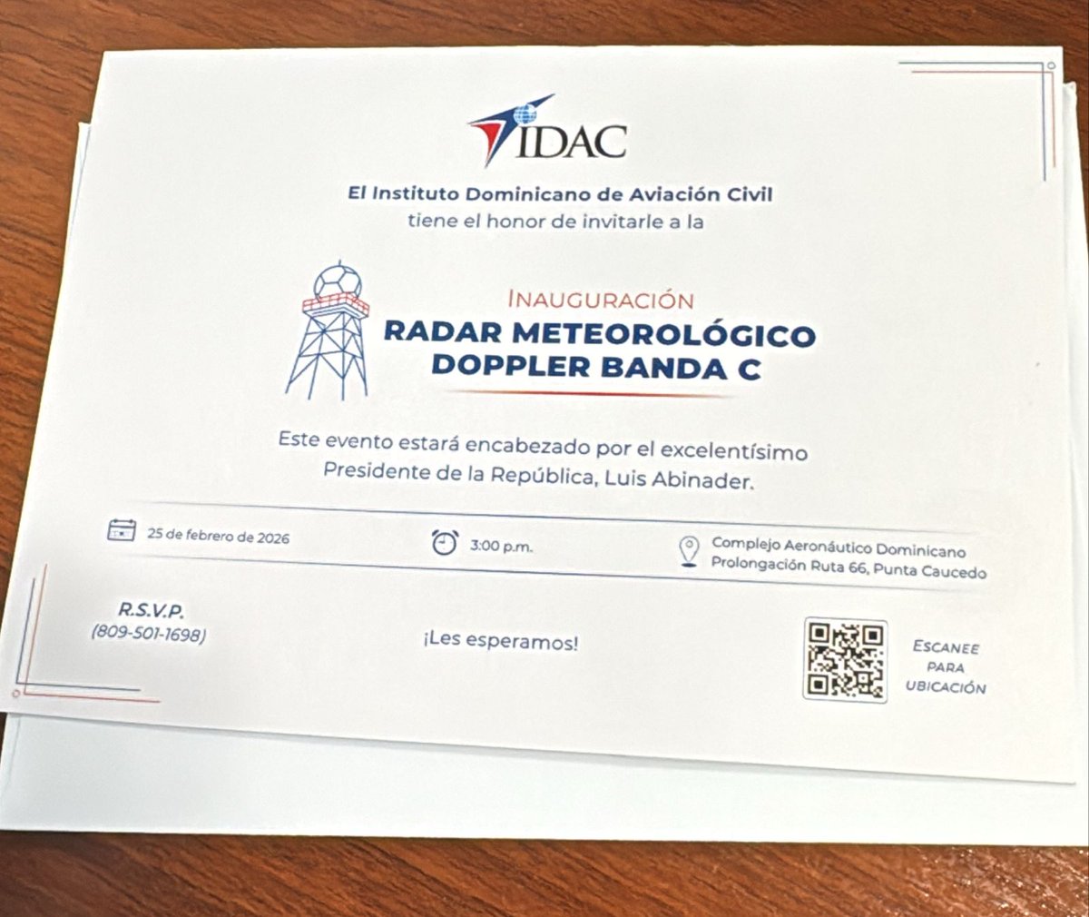 fjdiaz1's tweet photo. LA POLITIZACIÓN DE LOS RADARES

Una vez más se prepara toda una parafernalia política alrededor de la compra de radares, mientras se han gastado por encima de los 600 millones de pesos en 6 años y todavía no son utilizados para lo que fueron comprados. 

-Todavía no se ha conectado su imagen a las pantallas de los controladores de tránsito aéreo (ATC). 

-Todavía no se ha establecido una política de cambio de rutas para evitar mal tiempo en base a la información de esos radares - su función principal. 

-Todavía no se ha entrenado al personal de ATC en su uso. 

-Todavía no se ha habilitado un enlace de alta calidad para que los pilotos y los despachadores lo usen (hace años publicaron un acceso de baja calidad, sin las características necesarias para la planificación de vuelo). 

etc, etc...

Lo que si han hecho es politizarlo, decir que se pueden utilizar para agricultura, INDOMET, 911, y para un sinnúmero de actividades que nada tienen que ver para lo que fueron fabricados: la aviación.

El mercadeo politico se ha apoderado de todo lo que es el sector público de la aviación dominicana. Cabe destacar que según la ley de aviación civil el IDAC es autónomo del gobierno central, y se mantiene del dinero que a usted le cobran por concepto de pasajes aéreos. 

Un dinero que se supone se utilize en gran parte para la compra de equipos como estos, por lo que no debería ser una gran noticia que se están comprando los equipos que les toca comprar, pero de todo hacen un carnaval politico. 

@JulissaCes @mariaelenanb @karenverasp