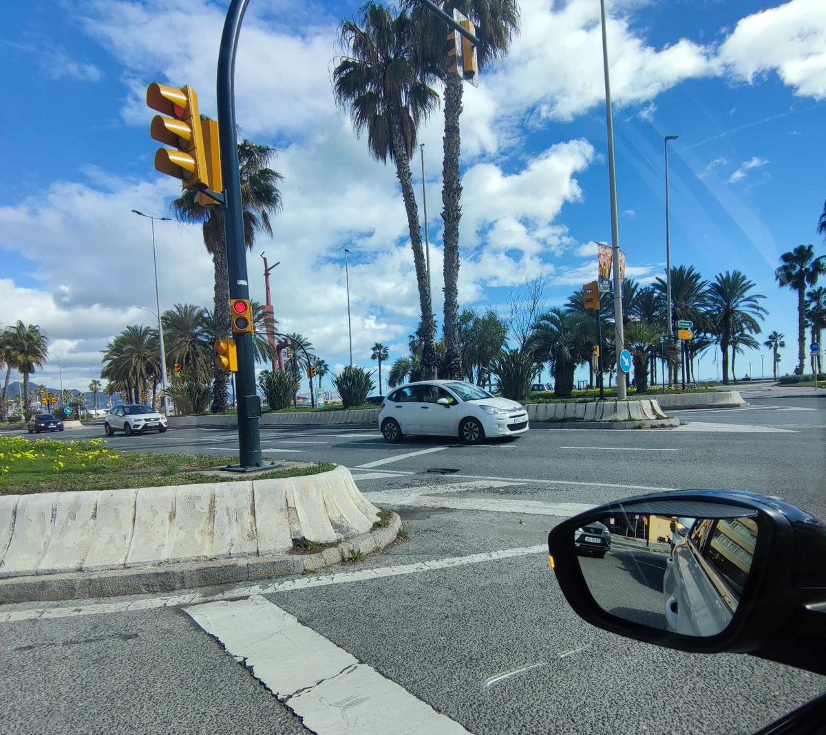 Nos reportan un importante socavón en carril central de la zona de la glorieta Antonio Molina dirección calle Pacífico. Los talleres mecánicos ya están avisando de un aumento de reparaciones en la suspensión por los numerosos baches en las carreteras.