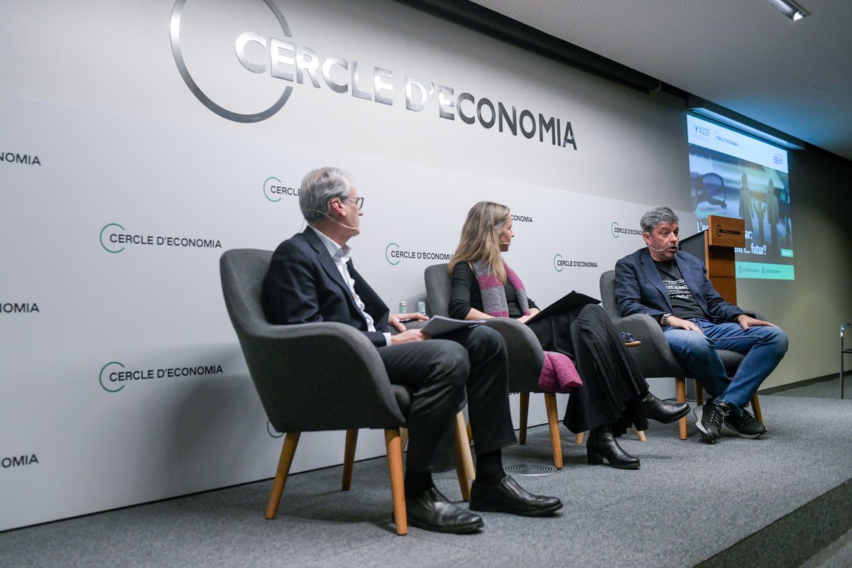 CdEconomia's tweet photo. 🤝@xberneda @munichsports i Sònia Castelló #Katia, moderats per @xcambrav, protagonitzen la 9a sessió del cicle sobre el passat, present i futur de l'empresa familiar en col·laboració amb @ASCEFcat i el suport de @bbva. 

🗣️La presidenta de l'ASCEF @rosatous i el director regional de @bbva Catalunya Francisco Pla donen la benvinguda a l'acte
