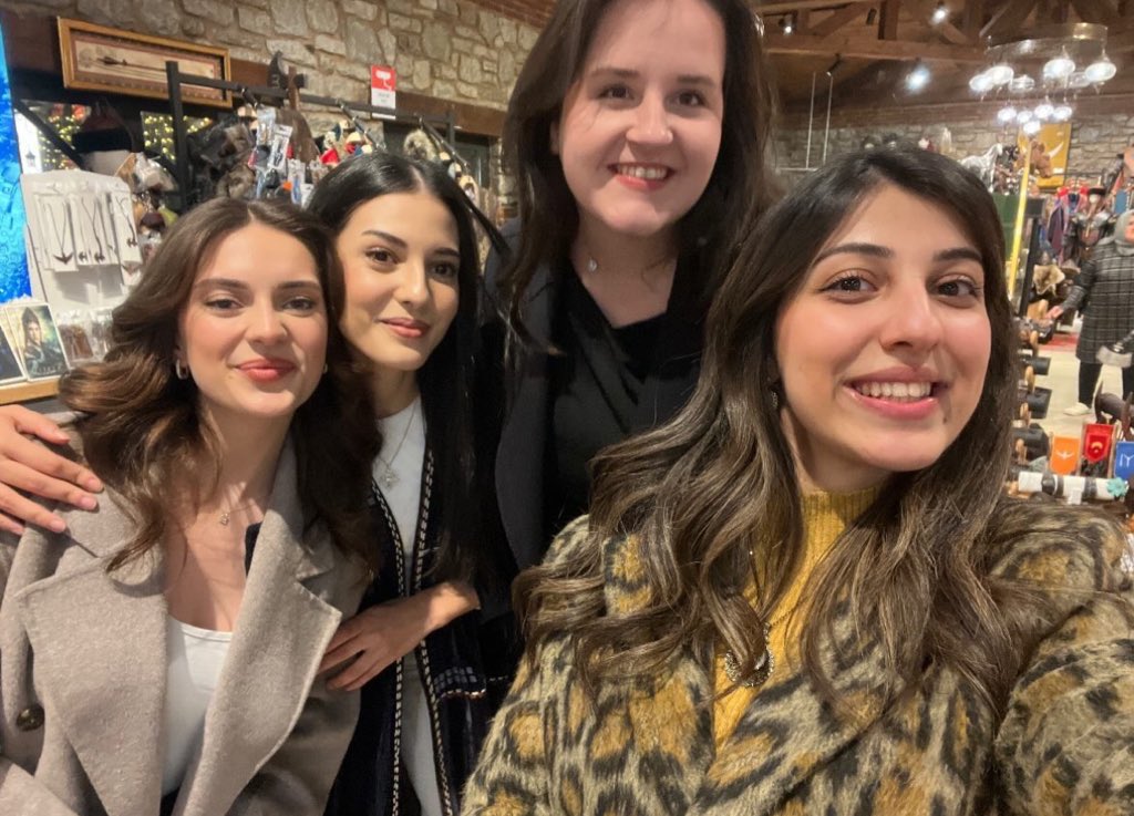 hernameNouha's tweet photo. Iftaar meeting of the cast of #KuruluşOrhan in #bozdag restaurant 🩵🫠🫠🫶🏻
Awww look at these beautiful ladies ❤️

#Bozdag restoranında #KuruluşOrhan oyuncularının iftaar toplantısı 🩵🫶🏻
şu güzel bayanlara bak ❤️
#MahassineMerabet #CemreGümeli #SenaMercan #OrNil #FatVius #DurHal https://t.co/KA4hSo8iEG