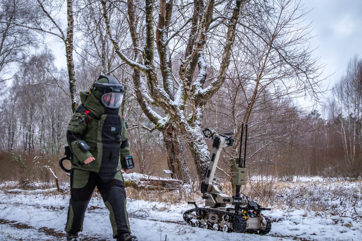 EjercitoTierra's tweet photo. 🌙 #Buenanoches. Zapadores #paracaidistas: apoyo decisivo en «STEADFAST DART 26» (Alemania) 🪖🛠️
El apoyo de los zapadores de la #BRIPAC_ET durante el #STEADFASTDART26 en Alemania ha sido crucial: franquear y limpiar obstáculos, canalizar y fijar al enemigo y fortificar posiciones propias, que aseguraron la libertad de maniobra durante el ejercicio.
📸 Aquí os dejamos las mejores fotos de nuestros zapadores #paracaidistas en este ejercicio👇
@EMADmde @SHAPE_NATO @NATO_MND_S @NATOJFCBS #StrongerTogether #WeAreNATO #BRIPAC_ET #SomostuEjército 🇪🇸